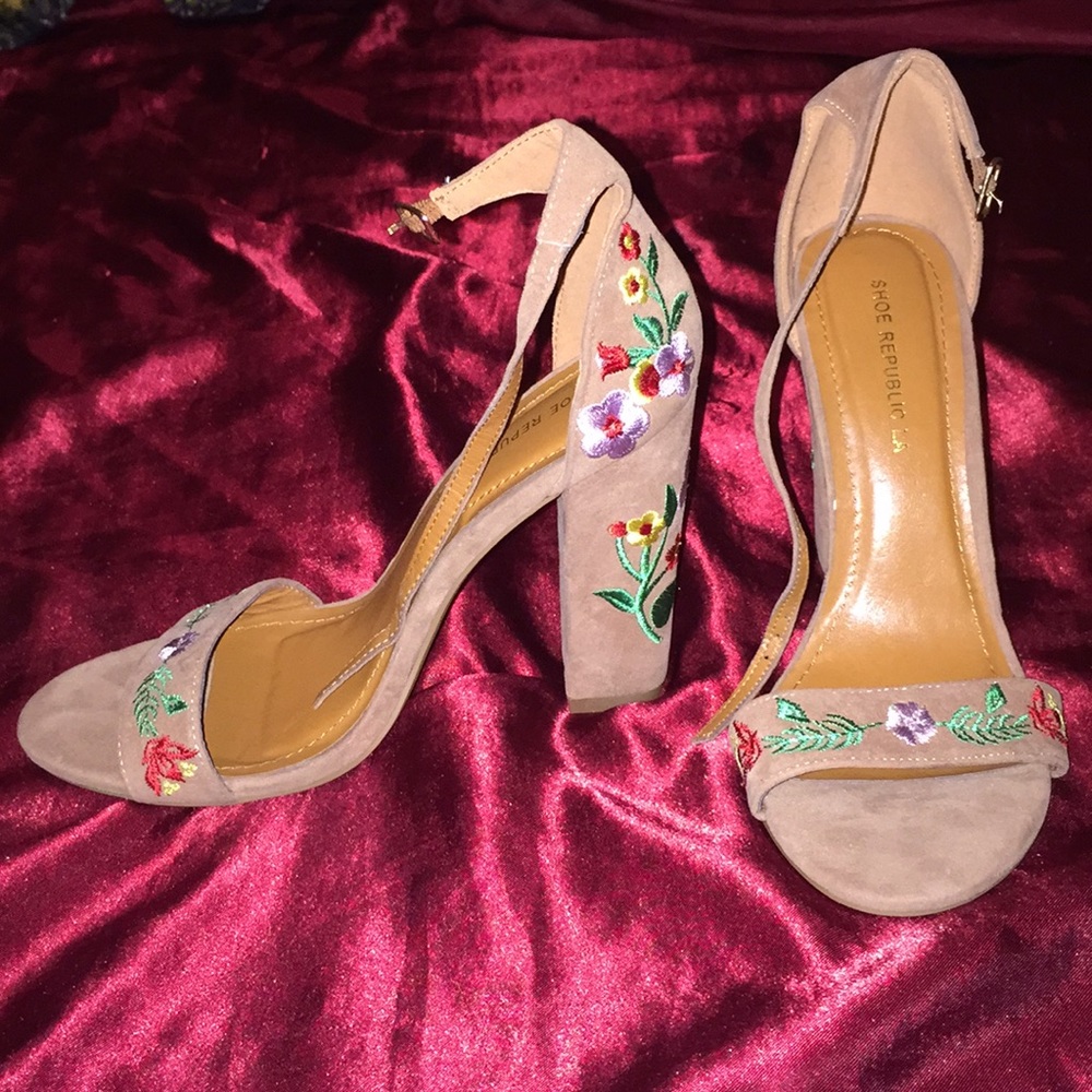 Never worn! Super cute tan floral suede heels.